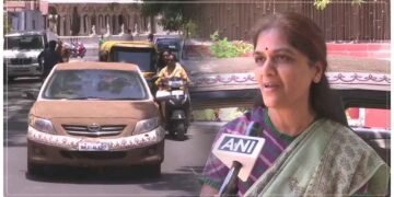 કાળઝાળ ગરમીથી બચવા મહિલાએ પોતાની કાર પર ચઢાવ્યું ગાયના છાણનું લીપણ, તસવીરો થઈ વાયરલ