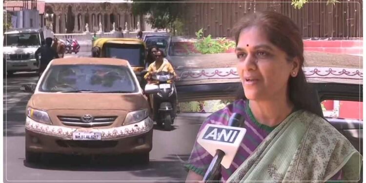 કાળઝાળ ગરમીથી બચવા મહિલાએ પોતાની કાર પર ચઢાવ્યું ગાયના છાણનું લીપણ, તસવીરો થઈ વાયરલ