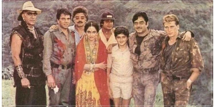 મોટા સુપરસ્ટાર્સ સાથે ફોટામાં દેખાતો નાનો બાળક આજે ચોકલેટી હીરો છે, સ્ટારડમ સામે શાહરૂખ પાછળ રહી ગયો, ઓળખ્યો?