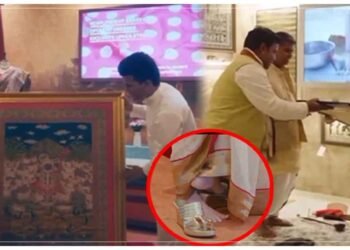 નીતા અંબાણીએ શ્રીનાથજીના પેઇન્ટિંગને સ્પર્શ કરતા પહેલા સેન્ડલ ઉતાર્યાં; Video જોઈ લોકો ભાવુક થયા, ઉચ્ચ સંસ્કારોની કરી રહ્યા છે ખૂબ પ્રશંસા!