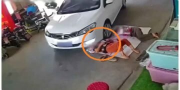 કાર મહિલાના ચહેરા પર ચડી ગઈ, માતા-પુત્ર અકસ્માતનો ભોગ, વીડિયો જોઈ તમારો આત્મા કંપી જશે