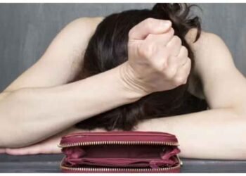 વ્યક્તિની આ આદતો તેને કરે છે બરબાદ અને બનાવે છે ગરીબ, તમને તો નથી ને ?