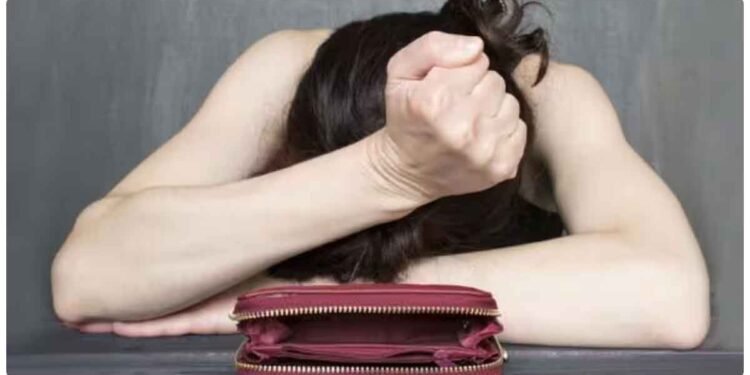 વ્યક્તિની આ આદતો તેને કરે છે બરબાદ અને બનાવે છે ગરીબ, તમને તો નથી ને ?