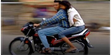 હેલ્મેટ વગર ગર્લફ્રેન્ડ સાથે બાઈક પર મજા કરી રહ્યો હતો આ વ્યક્તિ, ટ્રાફિક પોલીસે પત્નીને ફોટા સાથે મેમો મોકલ્યો અને પછી…..