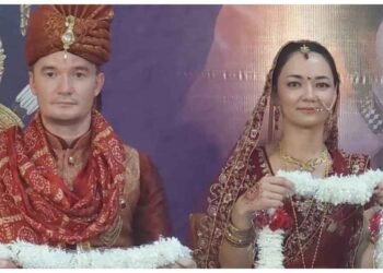 મંદિરમાં માથું ટેકવ્યું, પછી નીકળ્યું લગ્નનું સરઘસ… હરિદ્વારમાં રશિયન યુગલે વૈદિક રીતિ-રિવાજ મુજબ કર્યા લગ્ન, PHOTOS