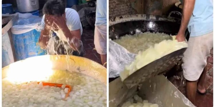 આગ્રામાં પેઠા બનાવતા મજૂરે કઢાઈમાં હાથ-મોઢું ધોતા જોઈને લોકો ગુસ્સે થઈ ગયા અને કહ્યું- માત્ર નહાવાનું બાકી છે.